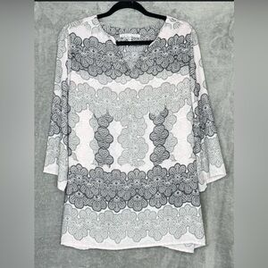 🐠 Violet & Claire Gray and White Graphic Blouse 3/4 Sleeve